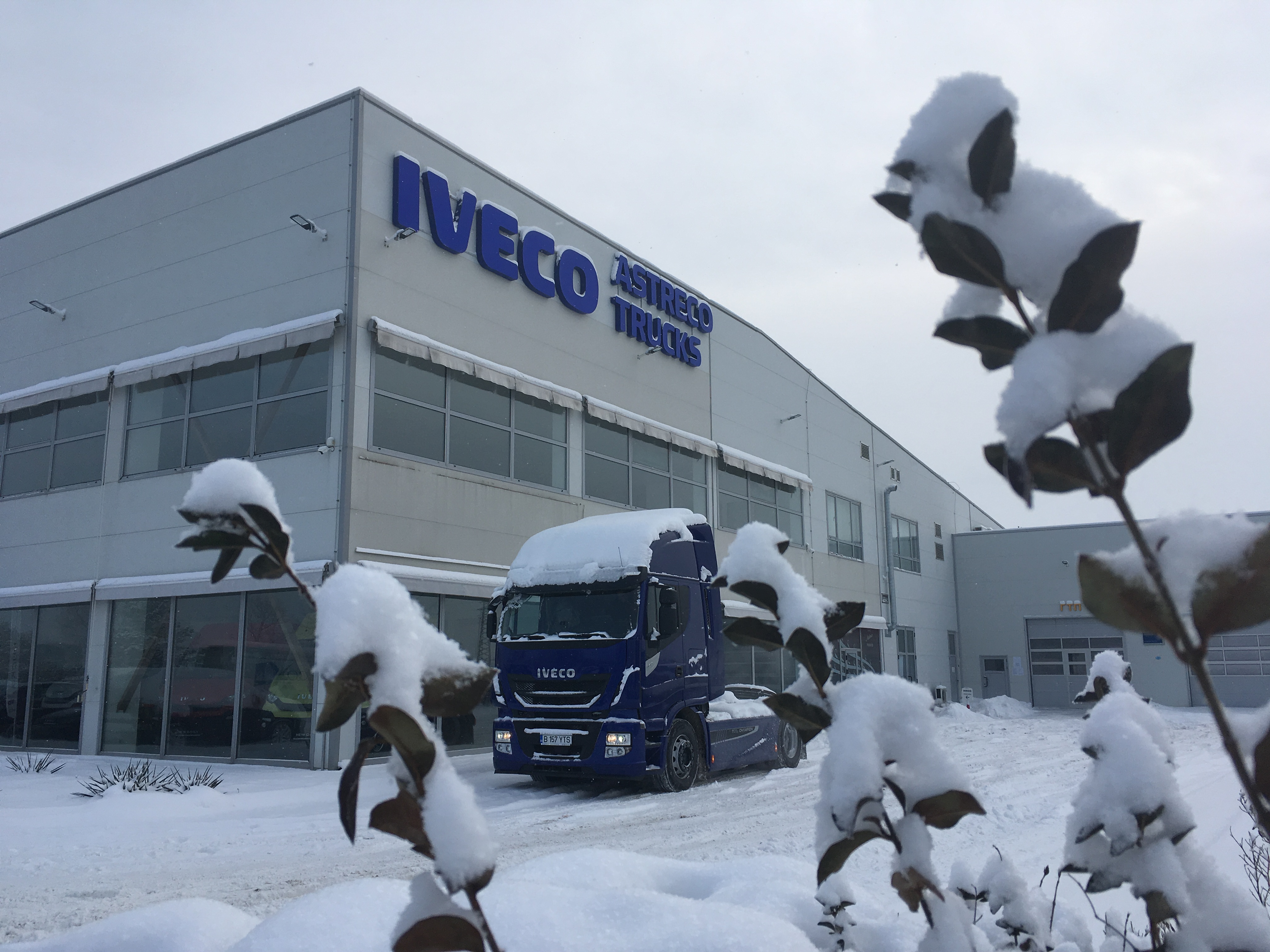 TC шампионът IVECO Stralis пред сградата на "Астреко Тракс"